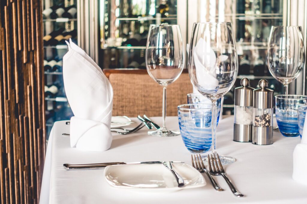 Современное ресторанное пространство с идеальной чистотой и порядком, без признаков нашествия вредителей. Представлены идеально чистые столовая зона и кухня, подчеркивающие важность гигиены в пищевой индустрии."